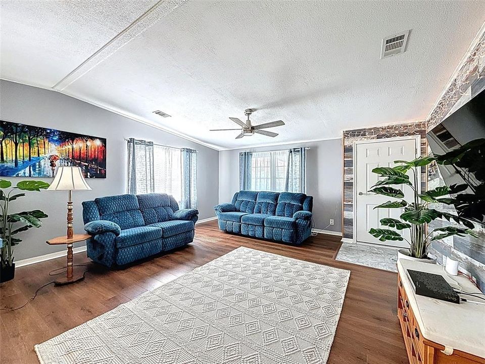 For Sale: $149,000 (2 beds, 2 baths, 1120 Square Feet)