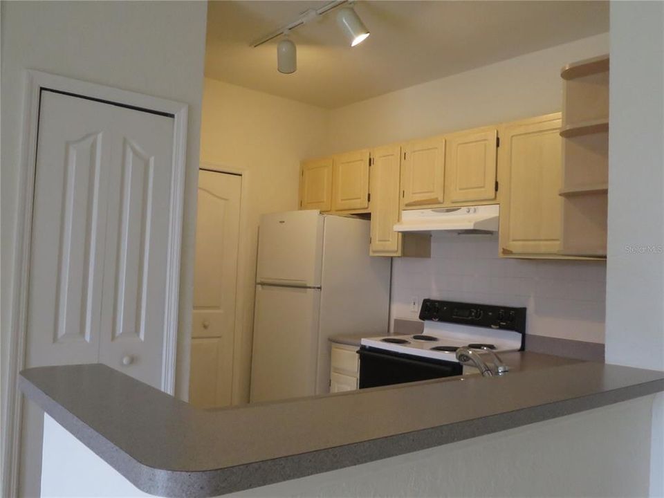 Active With Contract: $1,580 (2 beds, 1 baths, 901 Square Feet)
