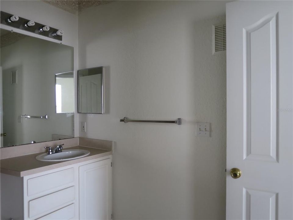 Active With Contract: $1,580 (2 beds, 1 baths, 901 Square Feet)