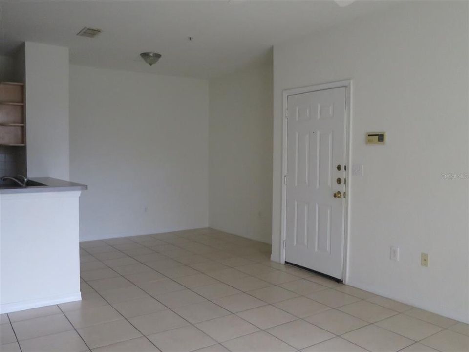 Active With Contract: $1,580 (2 beds, 1 baths, 901 Square Feet)
