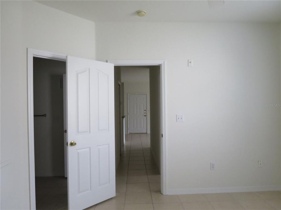 Active With Contract: $1,580 (2 beds, 1 baths, 901 Square Feet)