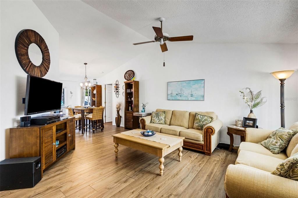 Activo con contrato: $369,900 (2 camas, 2 baños, 1329 Pies cuadrados)