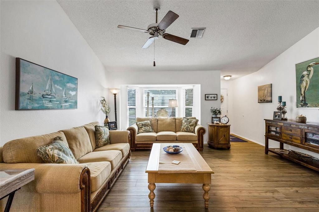 Activo con contrato: $369,900 (2 camas, 2 baños, 1329 Pies cuadrados)