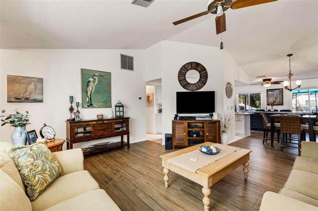 Activo con contrato: $369,900 (2 camas, 2 baños, 1329 Pies cuadrados)