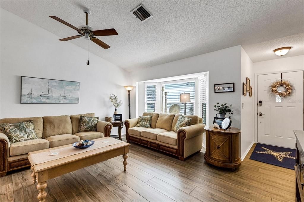 Activo con contrato: $369,900 (2 camas, 2 baños, 1329 Pies cuadrados)