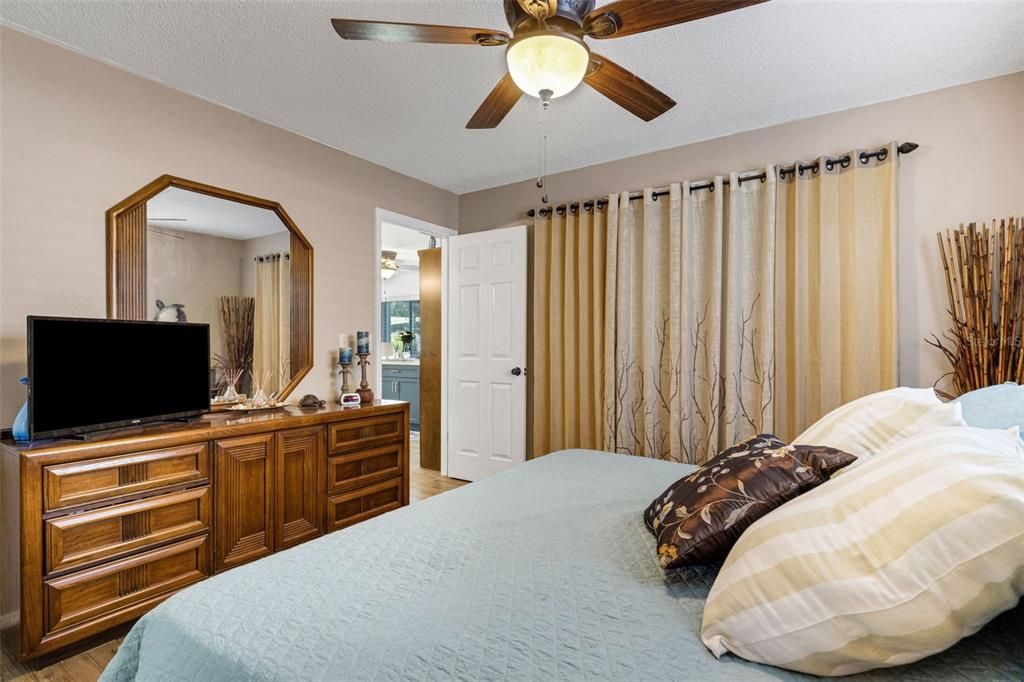 Activo con contrato: $369,900 (2 camas, 2 baños, 1329 Pies cuadrados)
