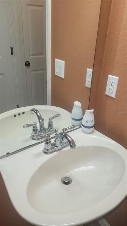 En Venta: $239,900 (4 camas, 2 baños, 2301 Pies cuadrados)