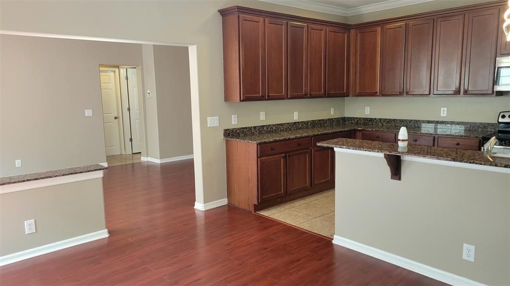 En Venta: $299,900 (4 camas, 2 baños, 2301 Pies cuadrados)