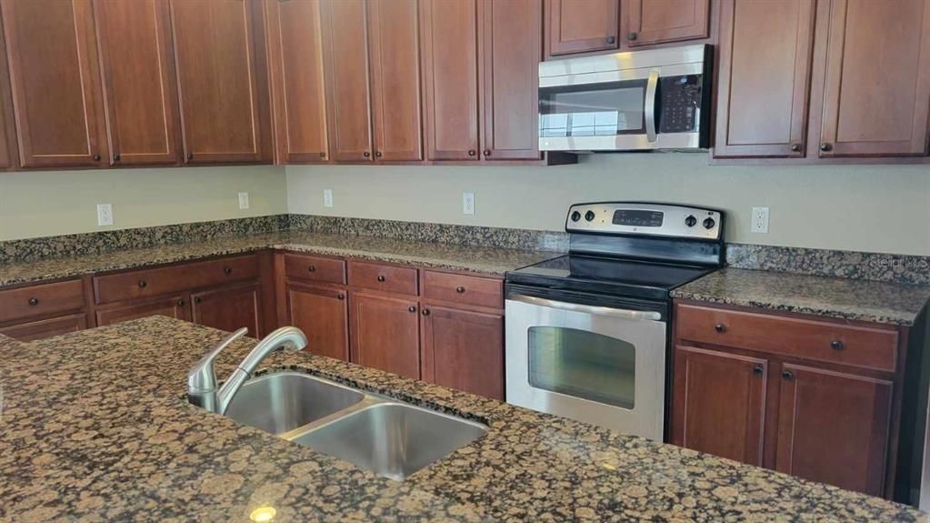 En Venta: $299,900 (4 camas, 2 baños, 2301 Pies cuadrados)