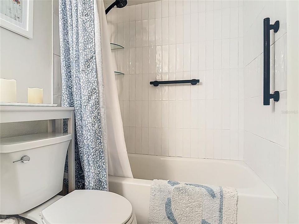 For Sale: $289,000 (2 beds, 1 baths, 838 Square Feet)
