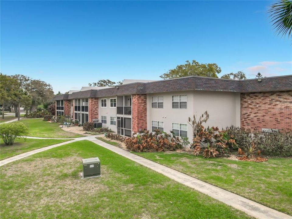 For Sale: $289,000 (2 beds, 1 baths, 838 Square Feet)