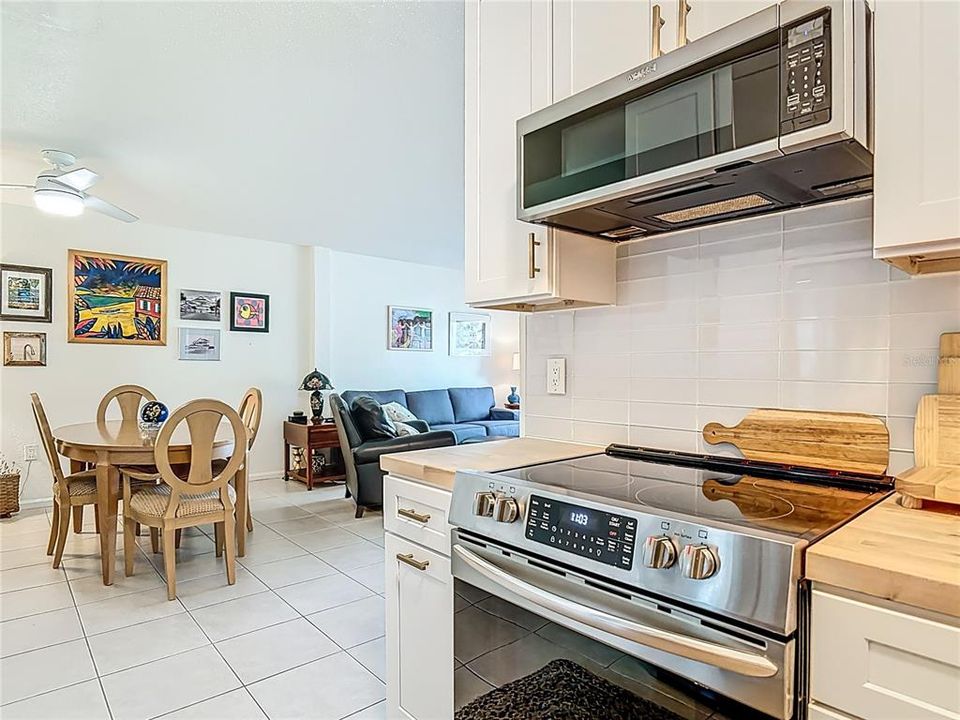For Sale: $289,000 (2 beds, 1 baths, 838 Square Feet)