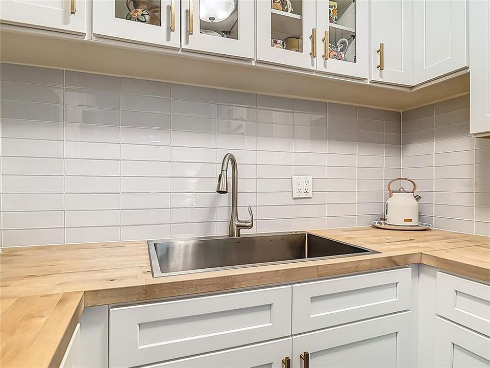 For Sale: $289,000 (2 beds, 1 baths, 838 Square Feet)