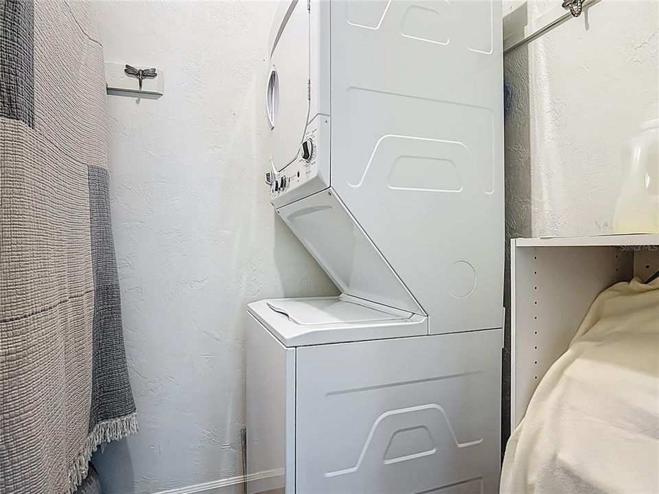 For Sale: $289,000 (2 beds, 1 baths, 838 Square Feet)