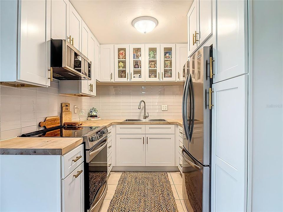 For Sale: $289,000 (2 beds, 1 baths, 838 Square Feet)