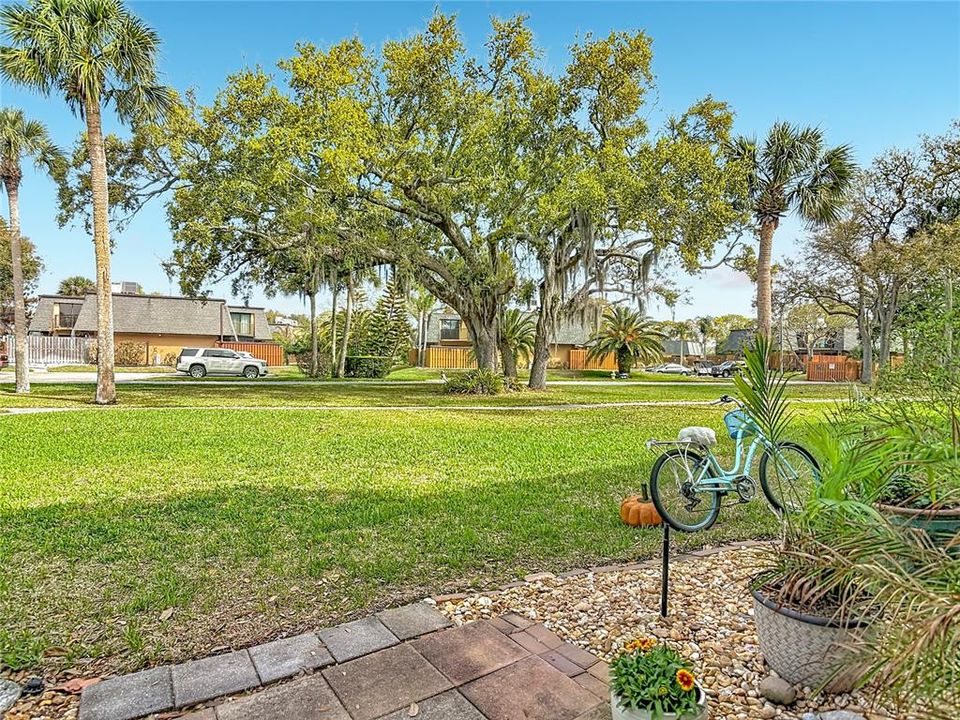 For Sale: $289,000 (2 beds, 1 baths, 838 Square Feet)