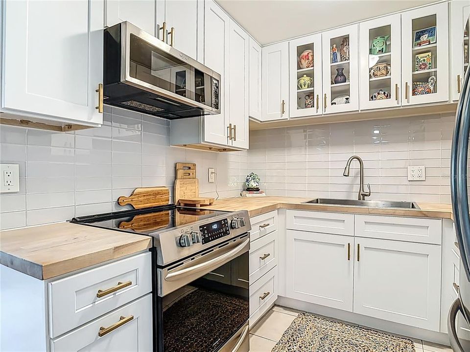 For Sale: $289,000 (2 beds, 1 baths, 838 Square Feet)