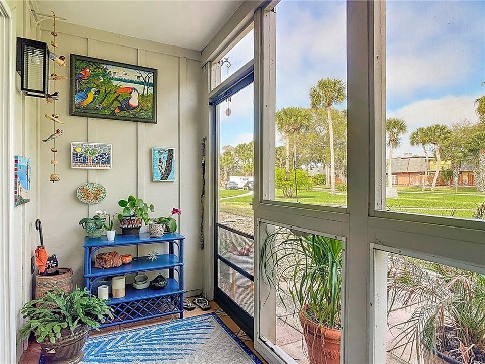 For Sale: $289,000 (2 beds, 1 baths, 838 Square Feet)
