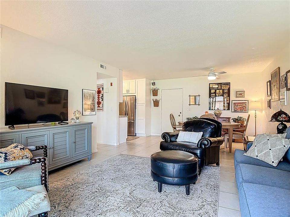 For Sale: $289,000 (2 beds, 1 baths, 838 Square Feet)