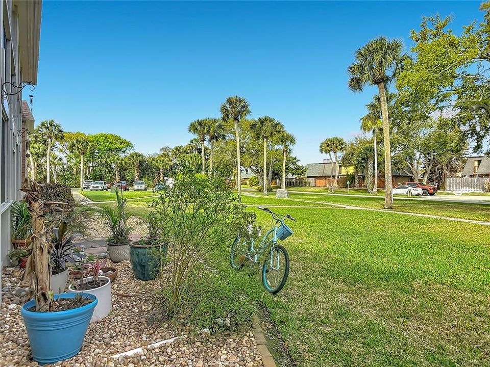 For Sale: $289,000 (2 beds, 1 baths, 838 Square Feet)