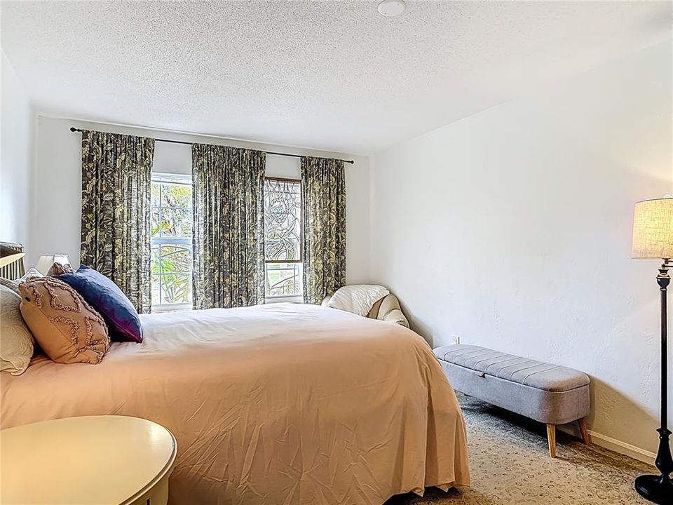 For Sale: $289,000 (2 beds, 1 baths, 838 Square Feet)