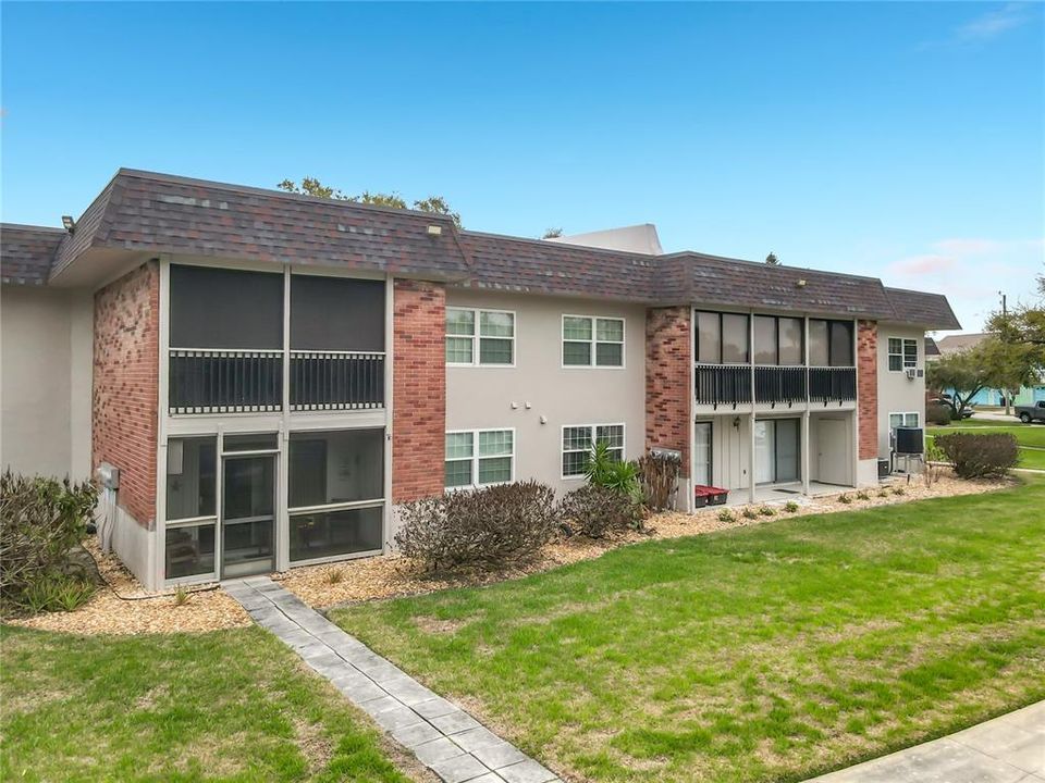 For Sale: $289,000 (2 beds, 1 baths, 838 Square Feet)