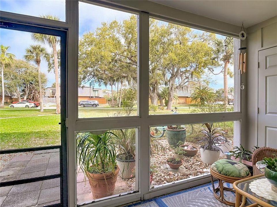 For Sale: $289,000 (2 beds, 1 baths, 838 Square Feet)