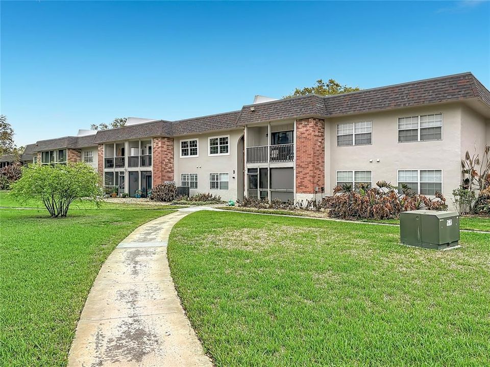 For Sale: $289,000 (2 beds, 1 baths, 838 Square Feet)