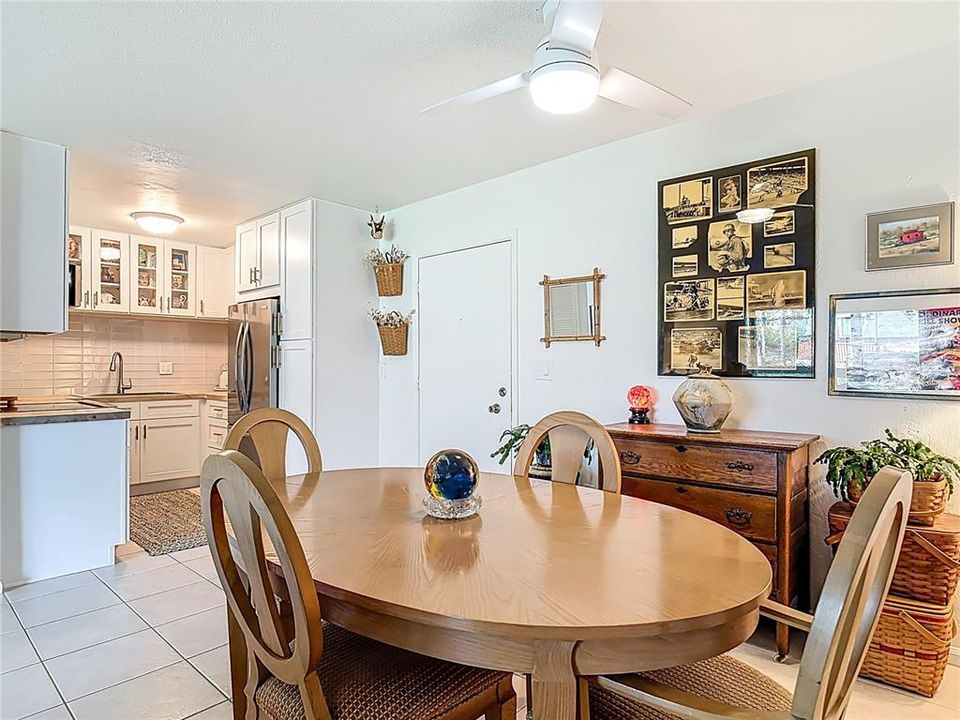 For Sale: $289,000 (2 beds, 1 baths, 838 Square Feet)