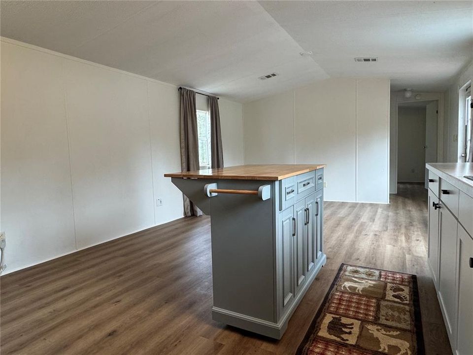 For Sale: $165,000 (2 beds, 2 baths, 784 Square Feet)