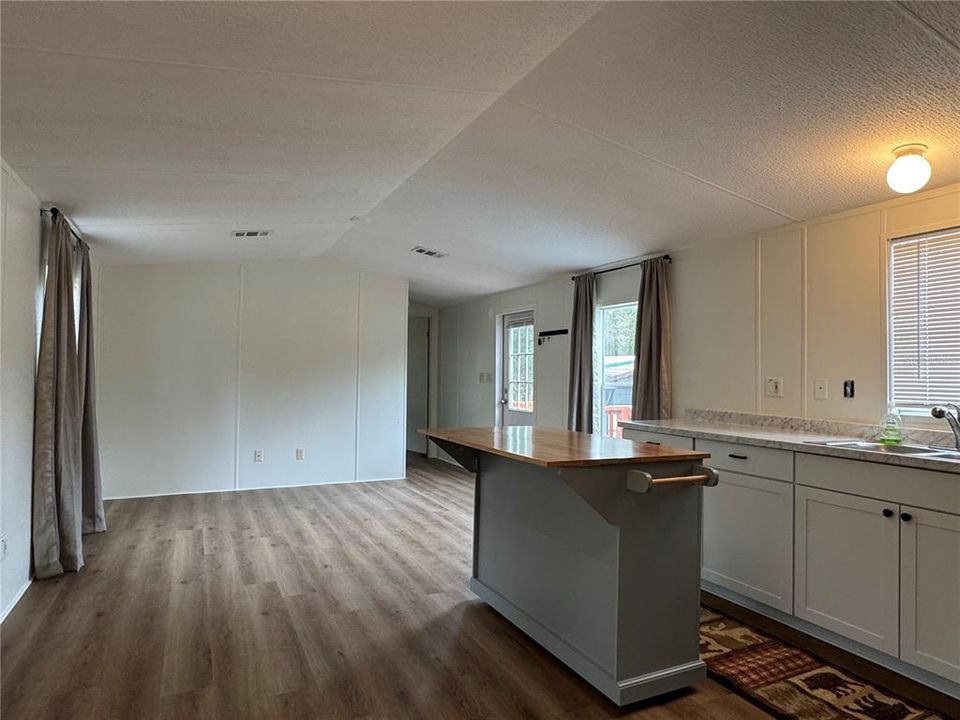 For Sale: $165,000 (2 beds, 2 baths, 784 Square Feet)