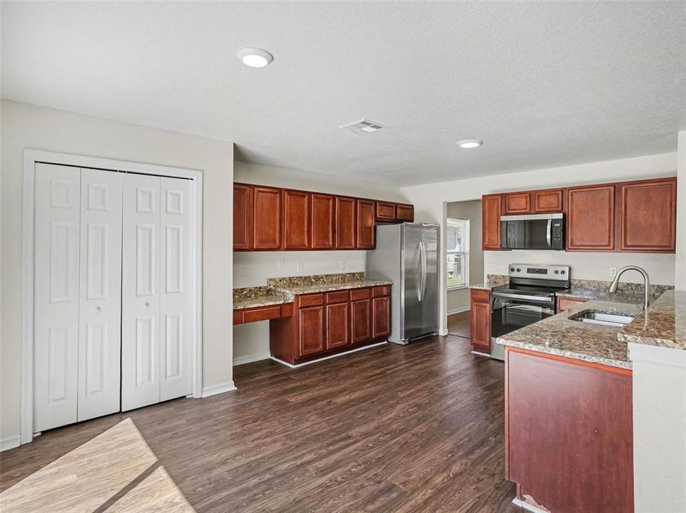 Active With Contract: $489,900 (6 beds, 4 baths, 3535 Square Feet)
