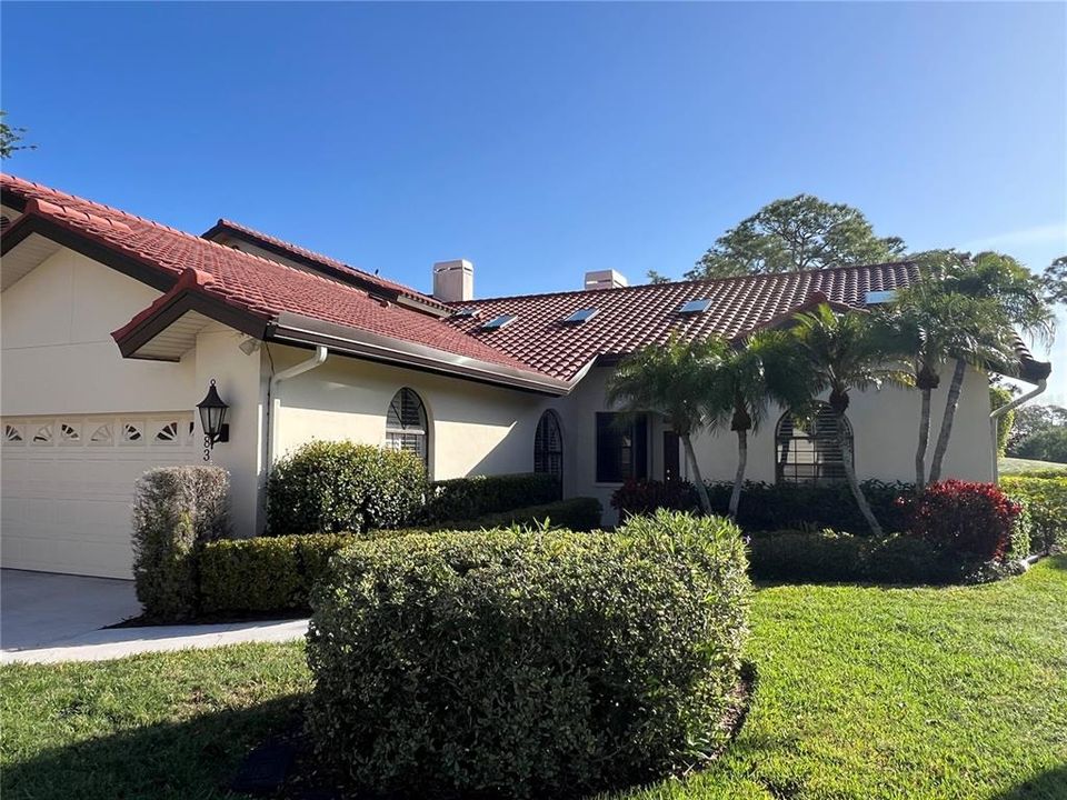 Recently Sold: $600,000 (2 beds, 2 baths, 2570 Square Feet)