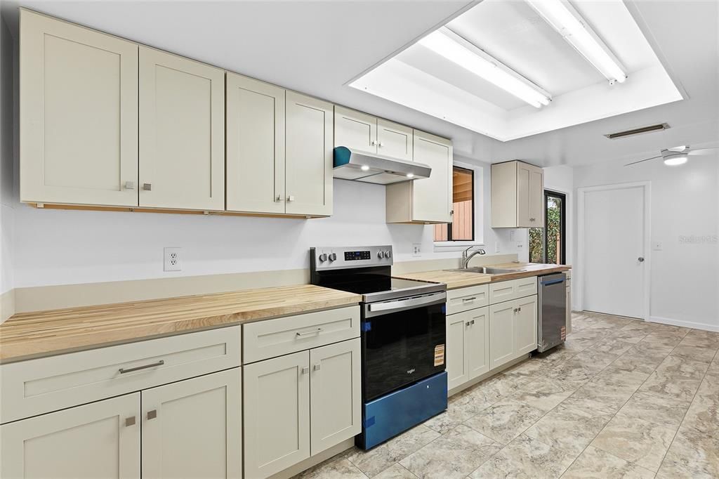 For Sale: $299,950 (3 beds, 2 baths, 1260 Square Feet)