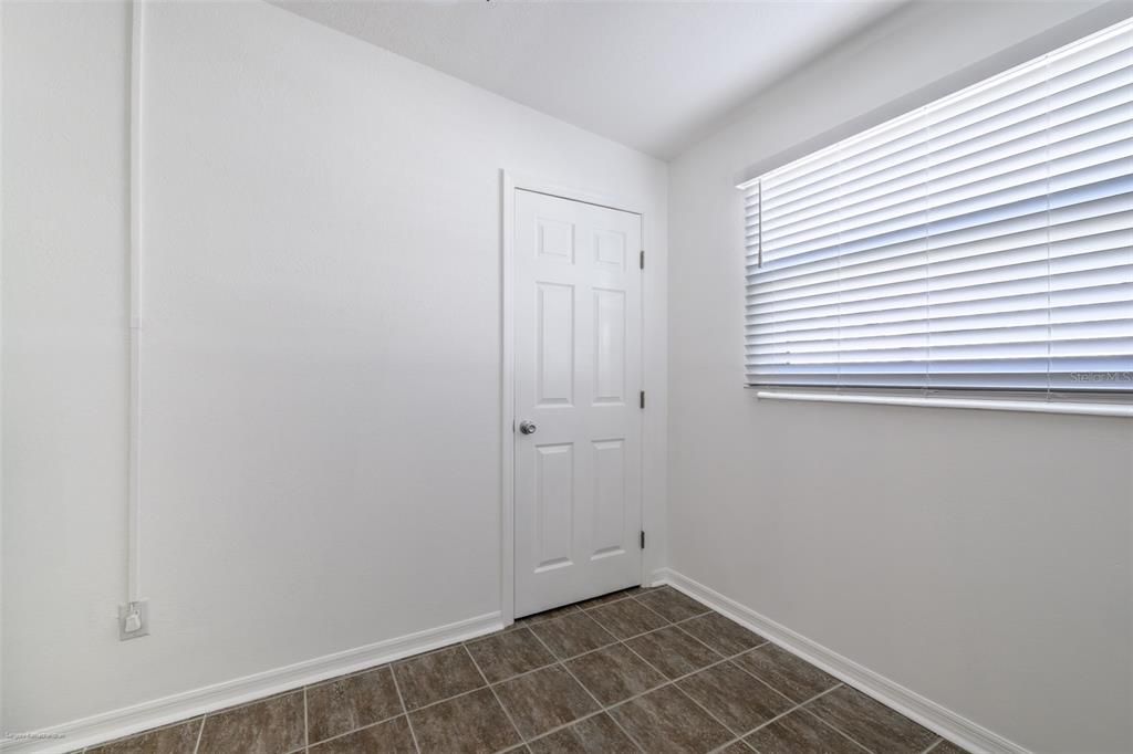 Active With Contract: $1,750 (3 beds, 1 baths, 912 Square Feet)