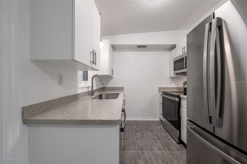 Active With Contract: $1,750 (3 beds, 1 baths, 912 Square Feet)