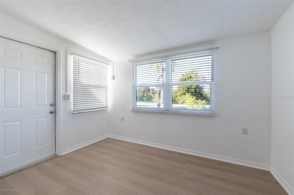 Active With Contract: $1,750 (3 beds, 1 baths, 912 Square Feet)