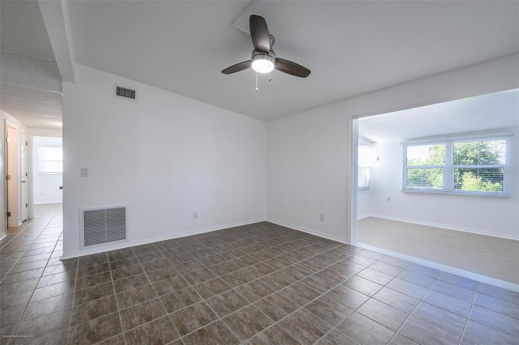 Active With Contract: $1,750 (3 beds, 1 baths, 912 Square Feet)