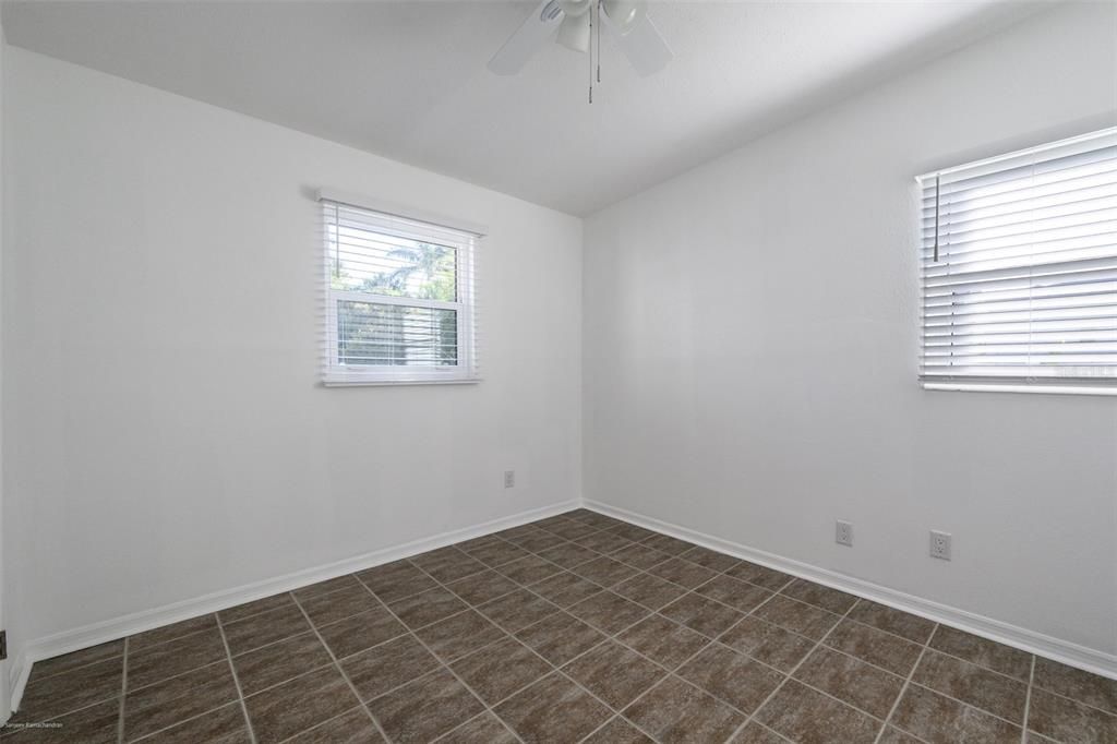 Active With Contract: $1,750 (3 beds, 1 baths, 912 Square Feet)