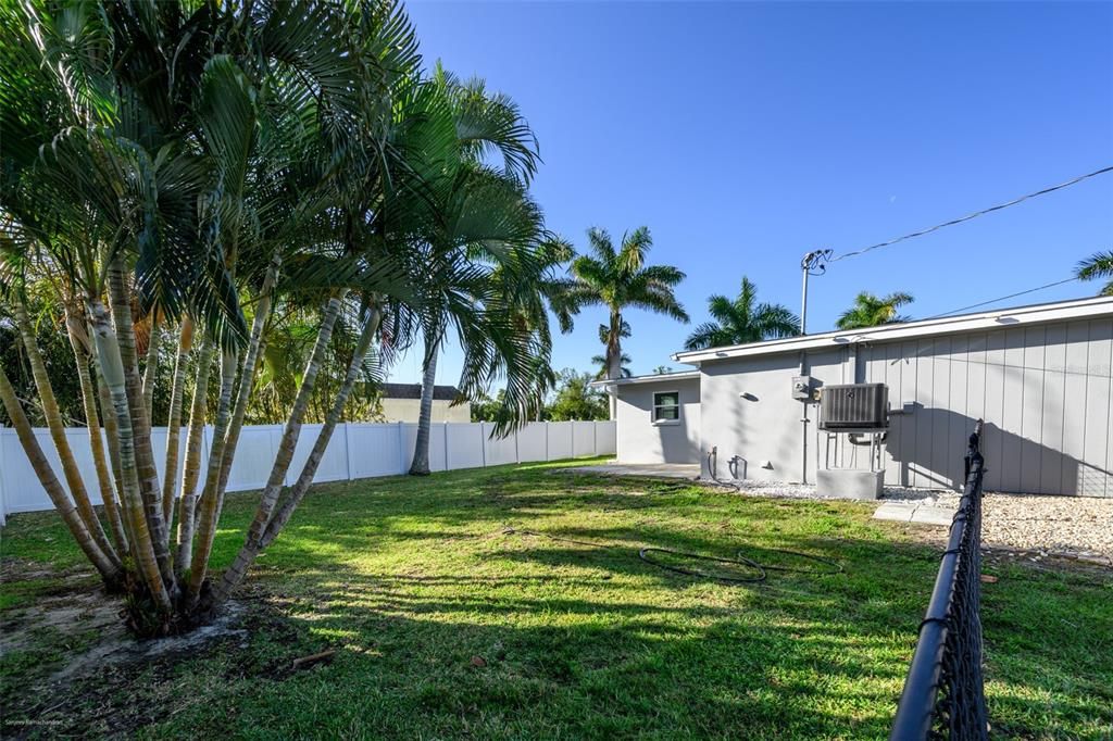 Active With Contract: $1,750 (3 beds, 1 baths, 912 Square Feet)