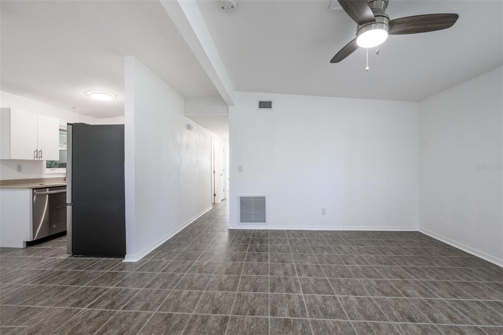 Active With Contract: $1,750 (3 beds, 1 baths, 912 Square Feet)