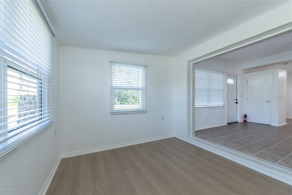 Active With Contract: $1,750 (3 beds, 1 baths, 912 Square Feet)