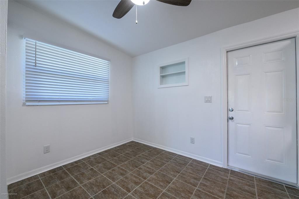 Active With Contract: $1,750 (3 beds, 1 baths, 912 Square Feet)