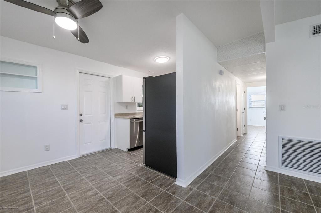 Active With Contract: $1,750 (3 beds, 1 baths, 912 Square Feet)