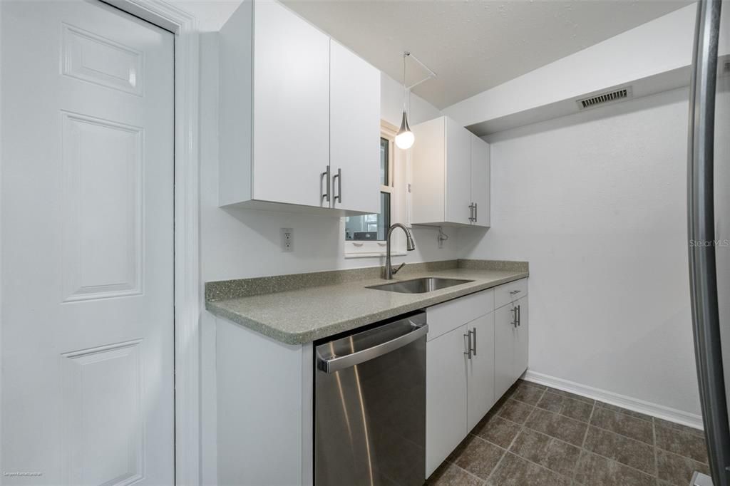 Active With Contract: $1,750 (3 beds, 1 baths, 912 Square Feet)