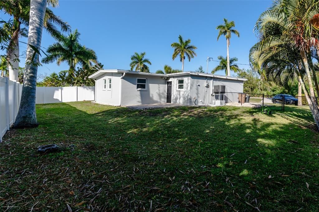 Active With Contract: $1,750 (3 beds, 1 baths, 912 Square Feet)