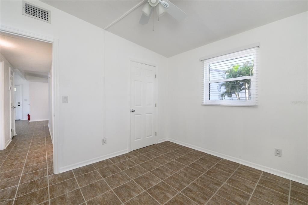 Active With Contract: $1,750 (3 beds, 1 baths, 912 Square Feet)