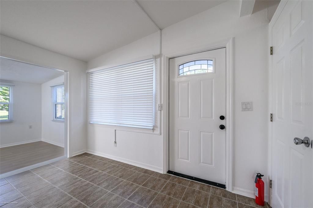 Active With Contract: $1,750 (3 beds, 1 baths, 912 Square Feet)