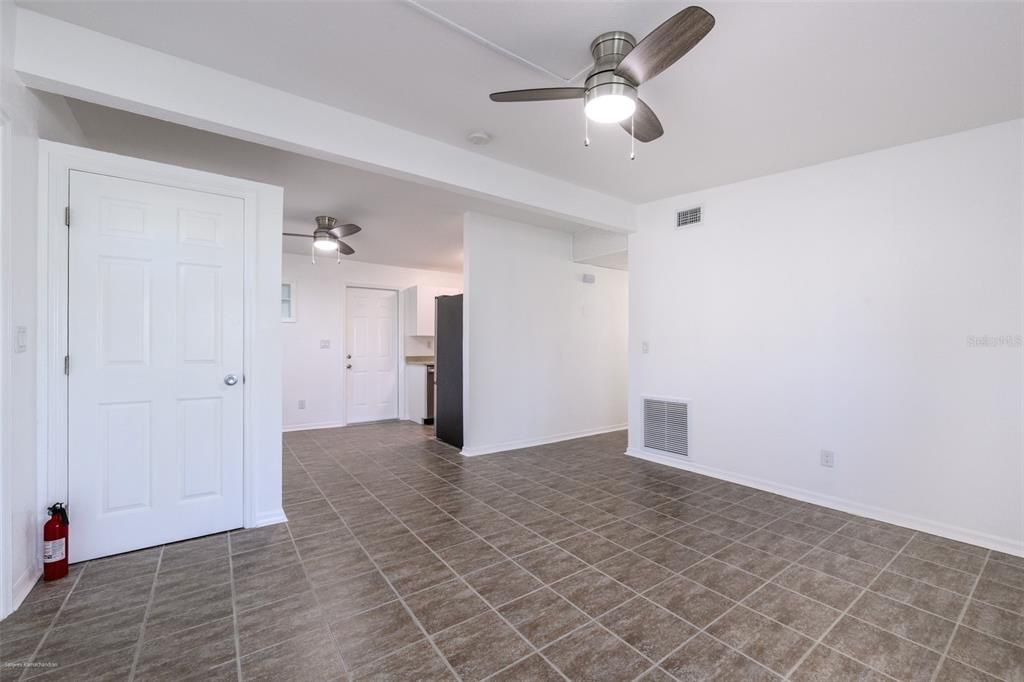 Active With Contract: $1,750 (3 beds, 1 baths, 912 Square Feet)