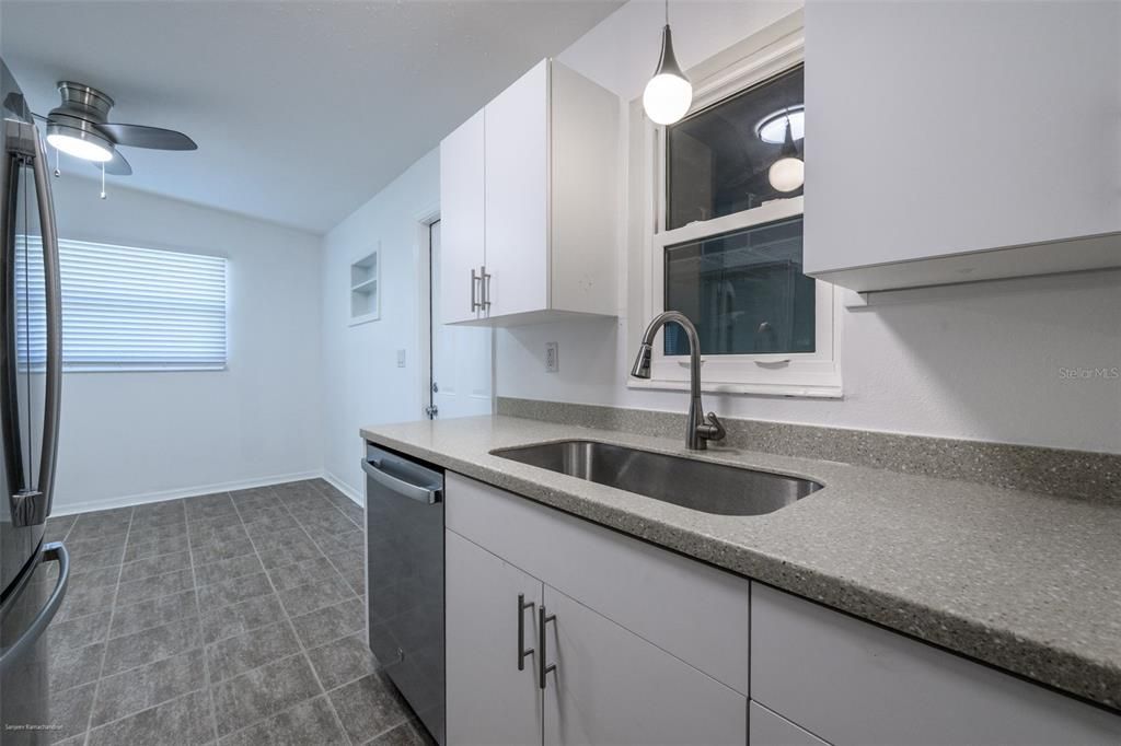 Active With Contract: $1,750 (3 beds, 1 baths, 912 Square Feet)